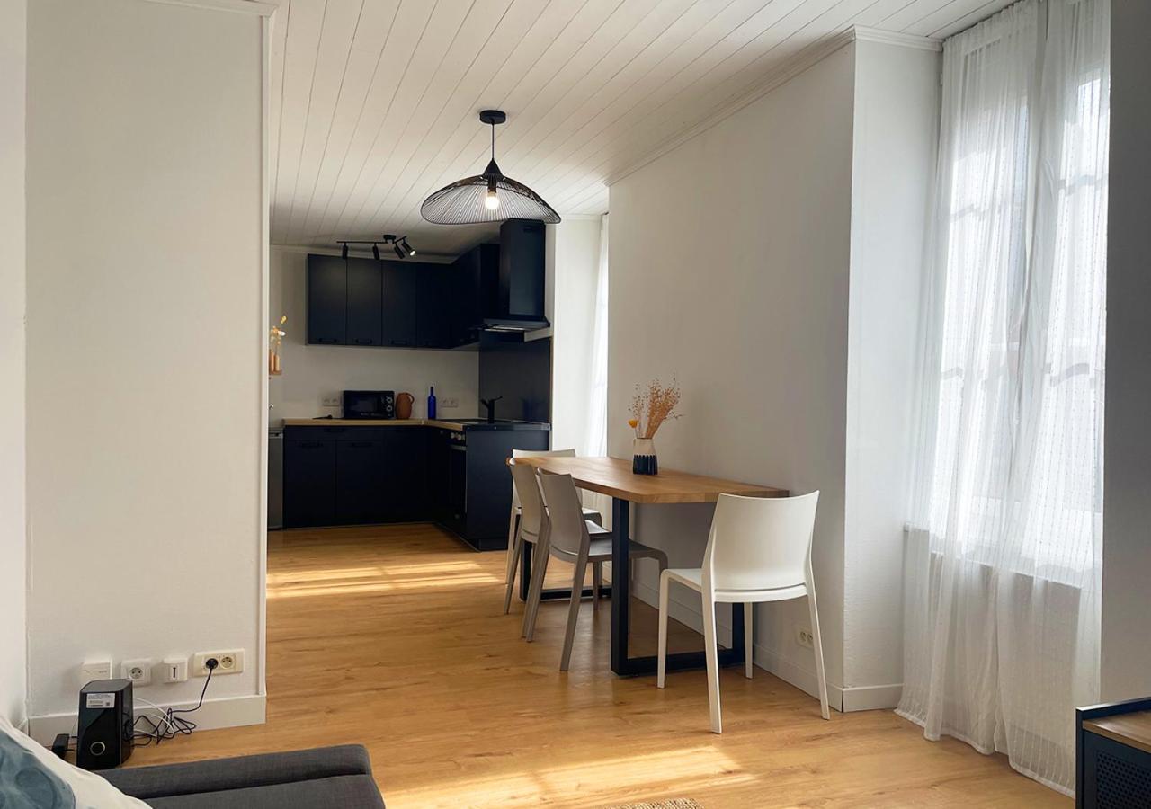 Charmant Appartement Renove Au Coeur De Конкарно Экстерьер фото